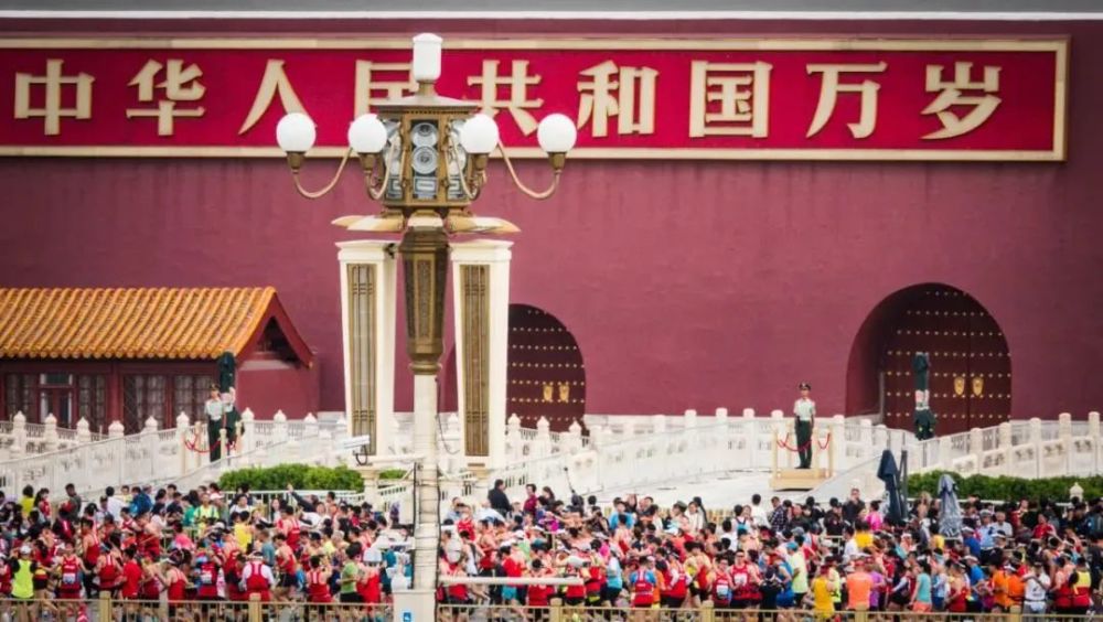 与此同时，在金陵人民医院，王冬雪刚给母亲送完饭，便立刻去了肾内科主任的办公室，追问父亲目前的病情。